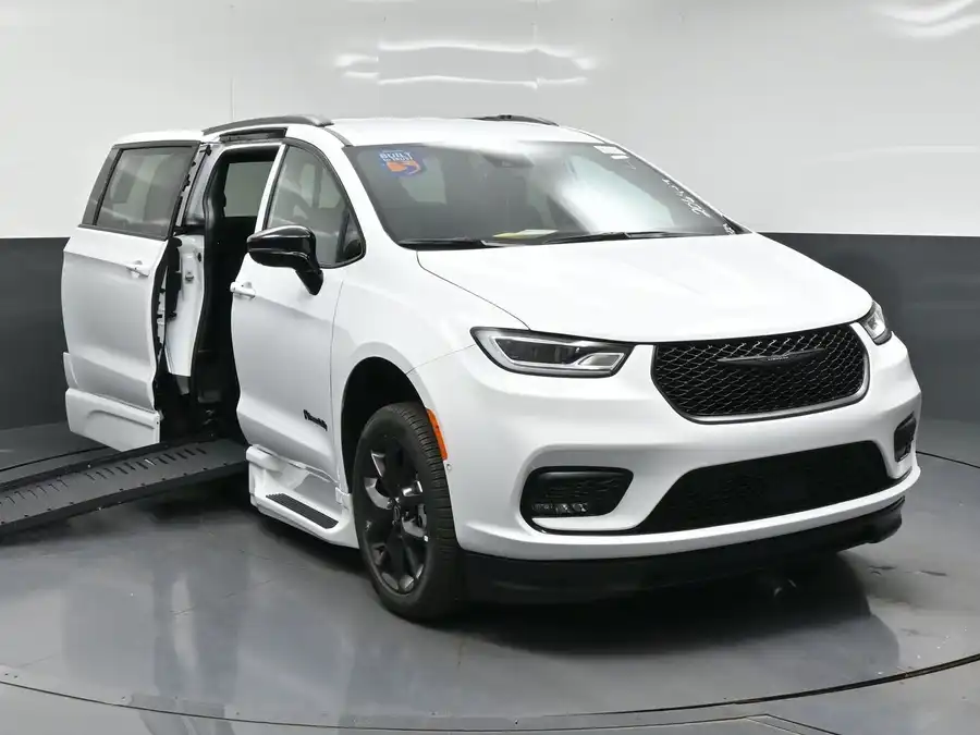 2026 Chrysler Pacifica Select's photo