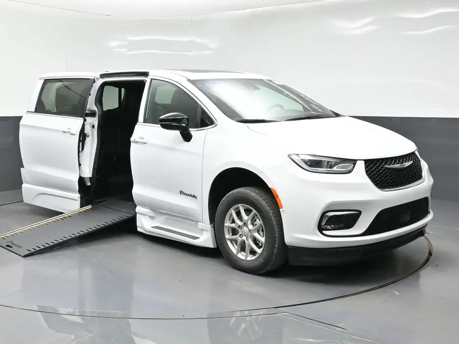 2026 Chrysler Pacifica Select's photo