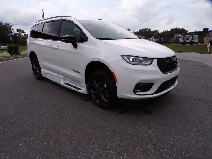 2026 Chrysler Pacifica Select's photo