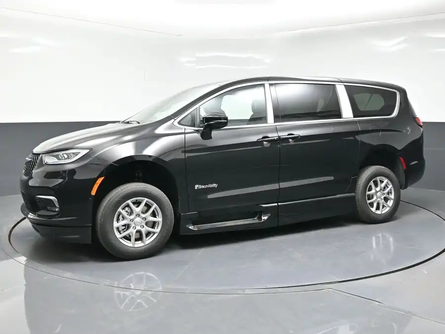 2026 Chrysler Pacifica Select's photo