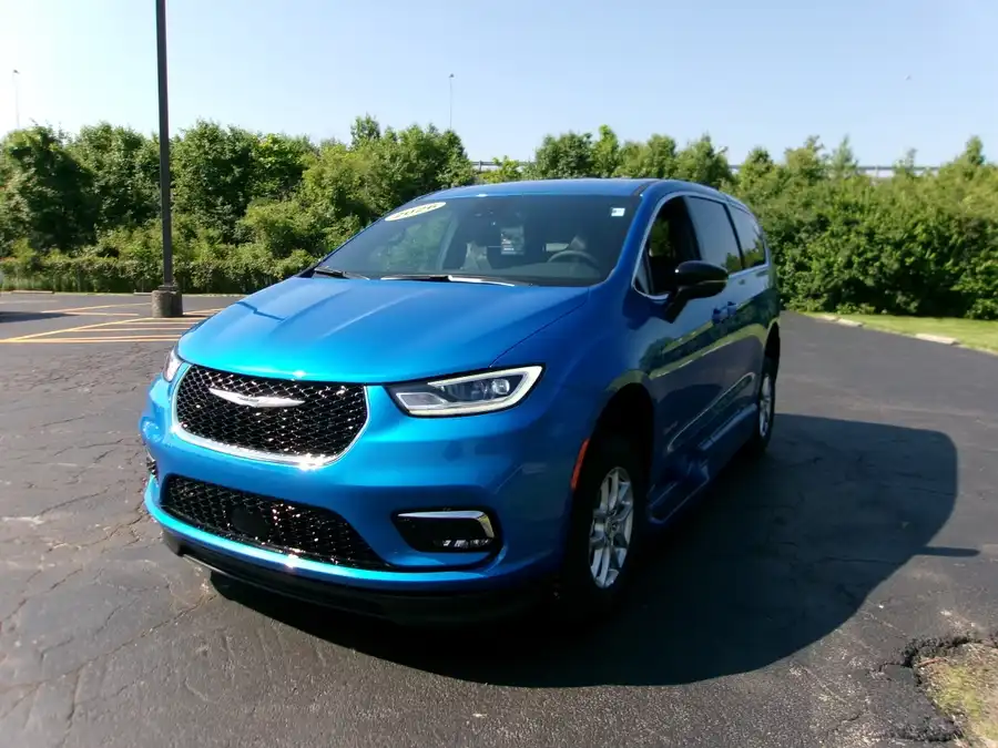 2026 Chrysler Pacifica Select's photo