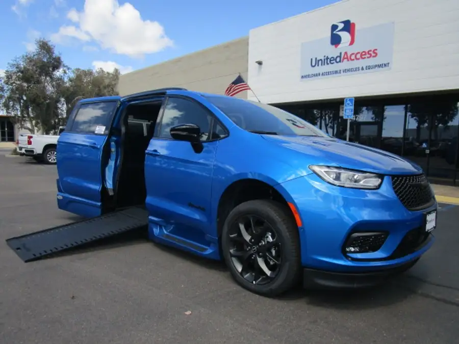 2026 Chrysler Pacifica Select photo 1