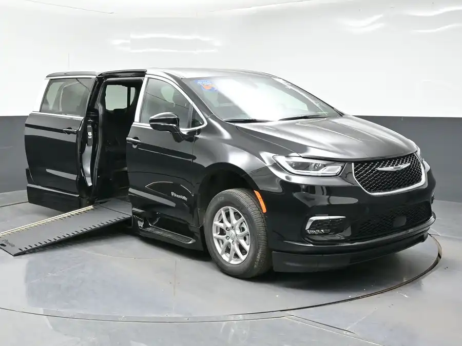 2026 Chrysler Pacifica Select's photo