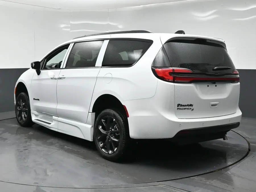 2026 Chrysler Pacifica Select photo 5
