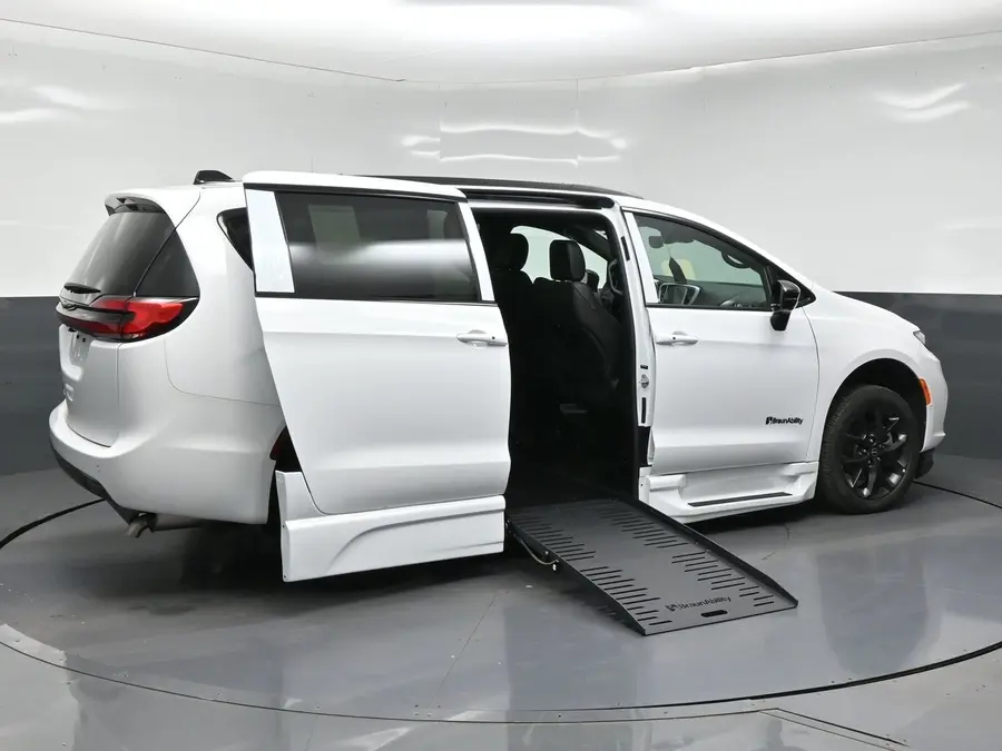 2026 Chrysler Pacifica Select photo 5