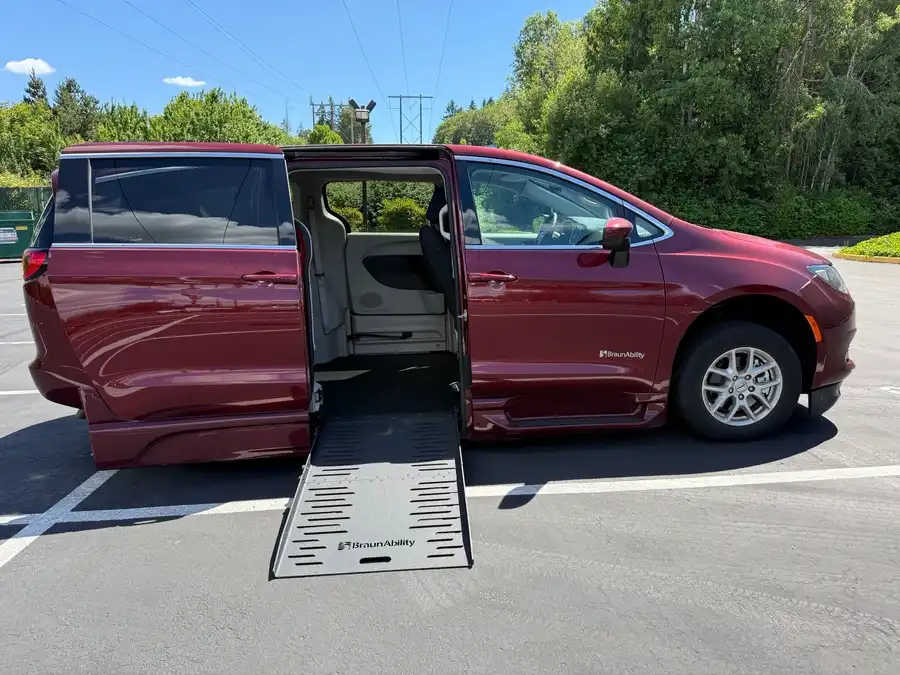 2023 Chrysler Voyager LX's photo