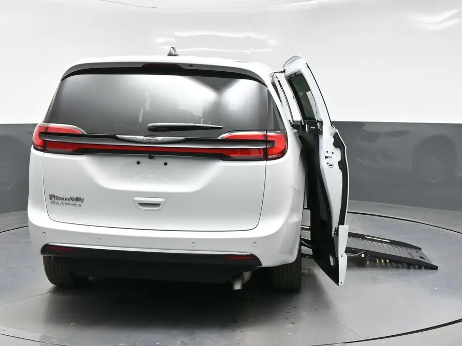 2026 Chrysler Pacifica Select photo 3