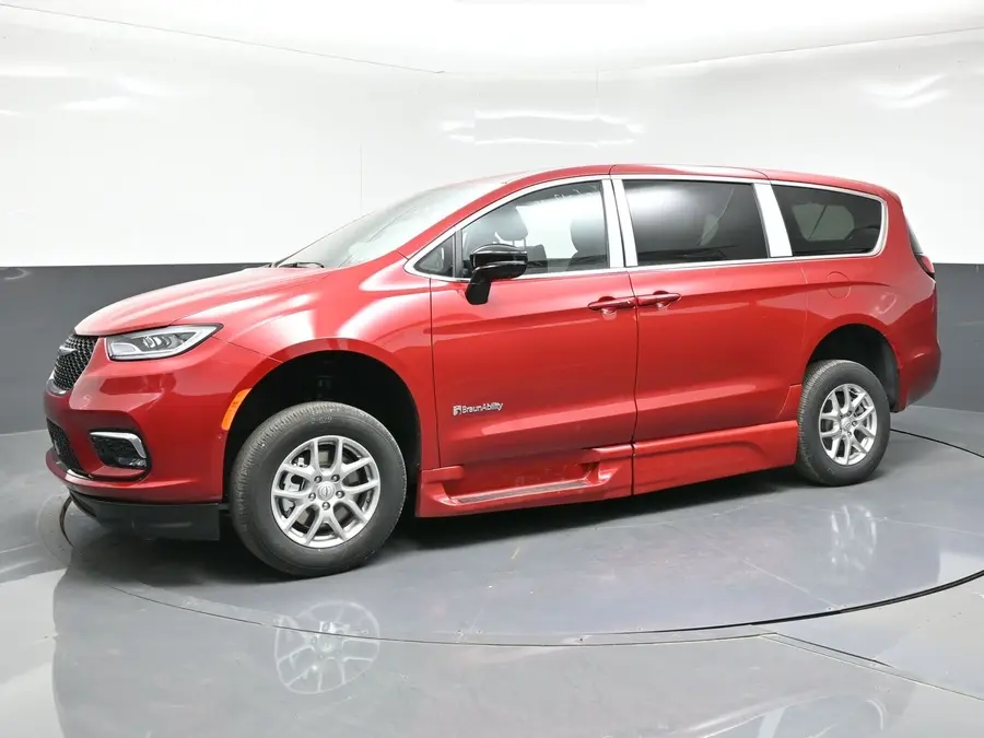 2026 Chrysler Pacifica Select photo 3