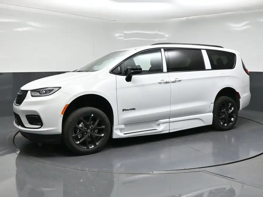 2026 Chrysler Pacifica Select's photo