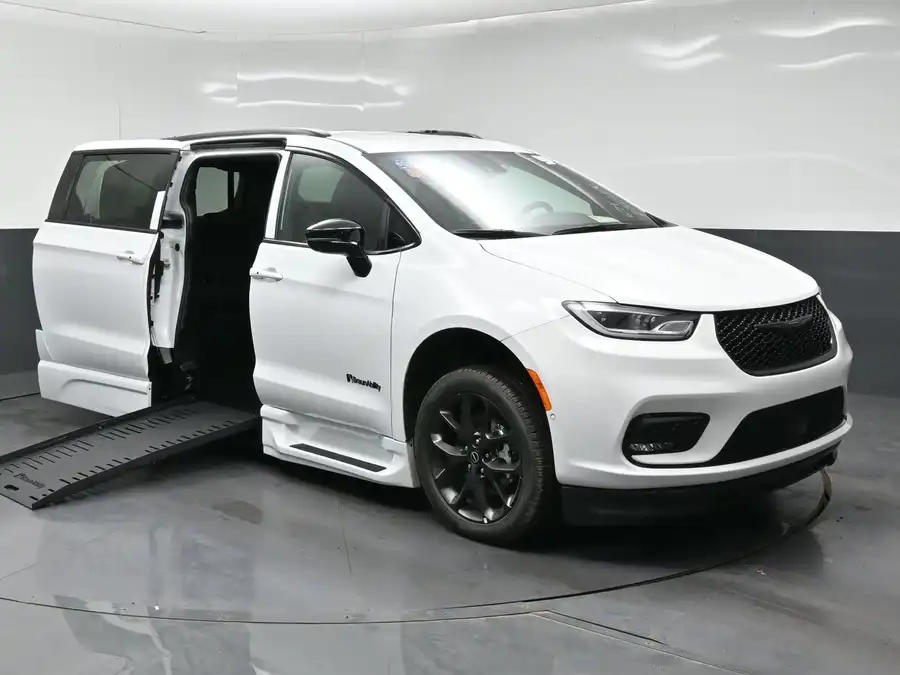 2026 Chrysler Pacifica Select's photo