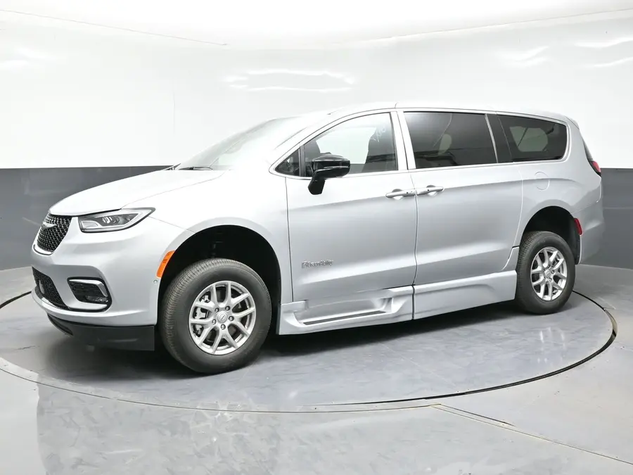 2026 Chrysler Pacifica Select photo 3