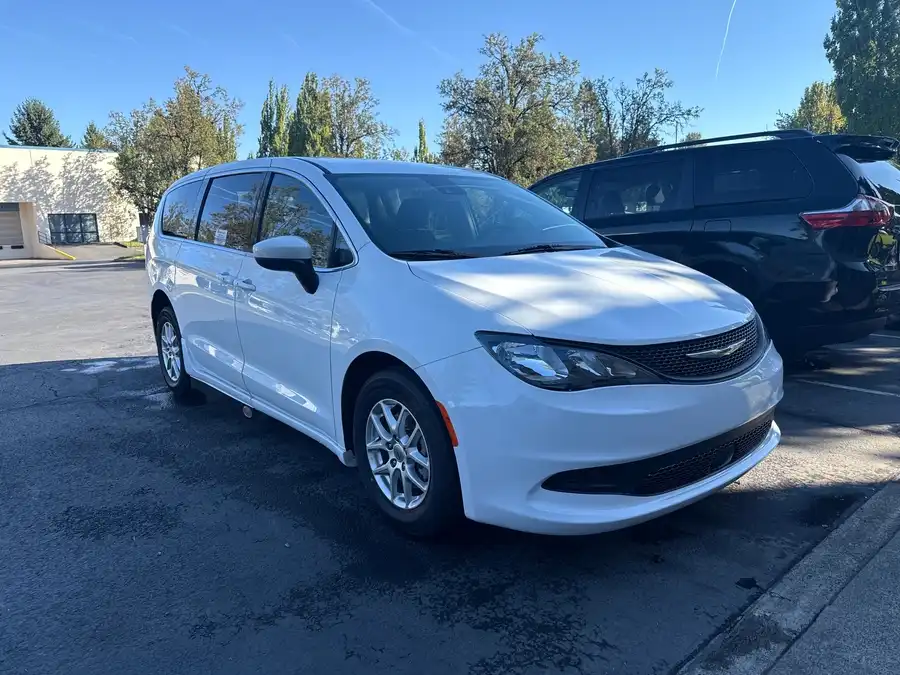 2023 Chrysler Voyager LX's photo