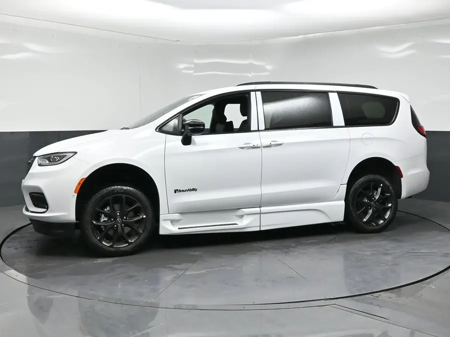 2026 Chrysler Pacifica Select photo 3