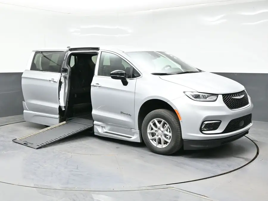 2026 Chrysler Pacifica Select photo 1