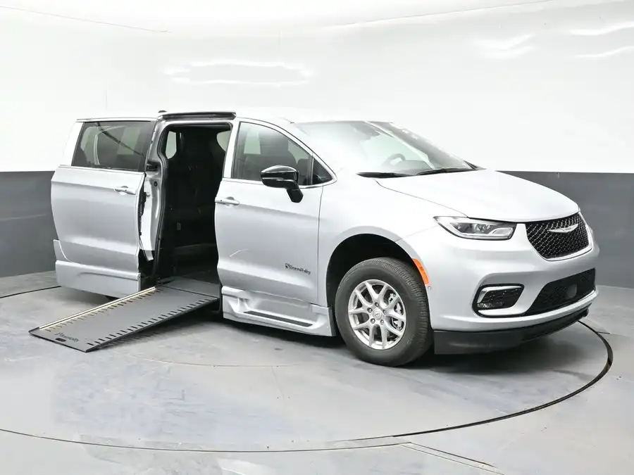 2026 Chrysler Pacifica Select's photo