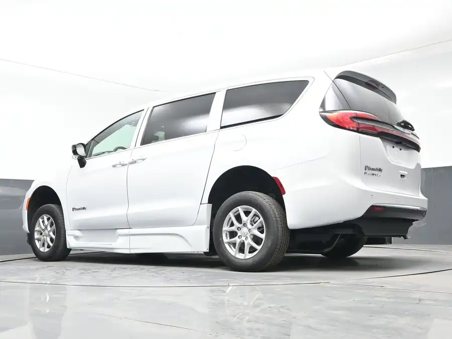 2027 Chrysler Pacifica Select's photo