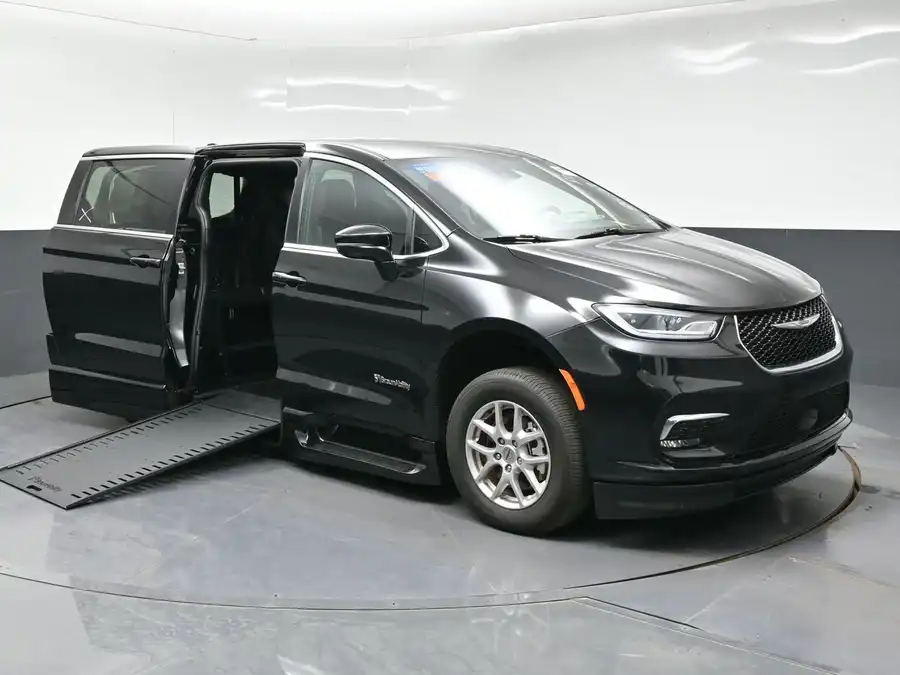 2025 Chrysler Pacifica Select's photo