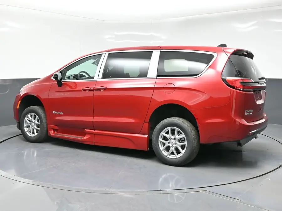 2026 Chrysler Pacifica Select photo 4