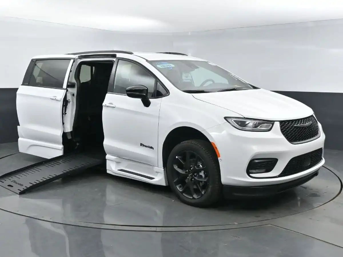 2024 Chrysler Pacifica Touring L's photo