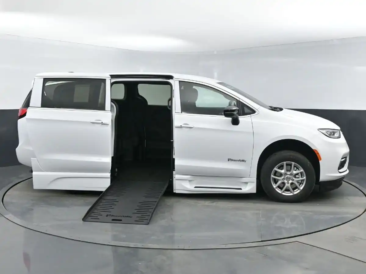 2024 Chrysler Pacifica Touring's photo
