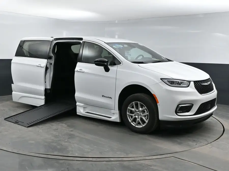 2025 Chrysler Pacifica Select photo 1
