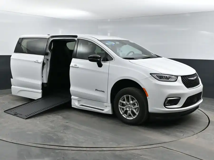 2025 Chrysler Pacifica Select's photo