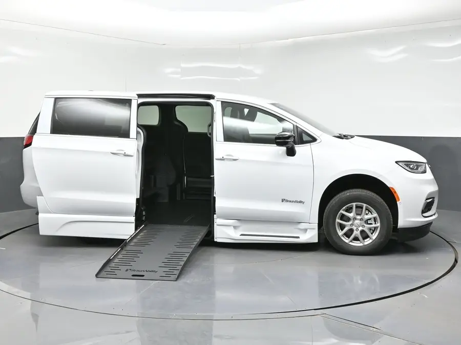 2026 Chrysler Pacifica Select photo 5