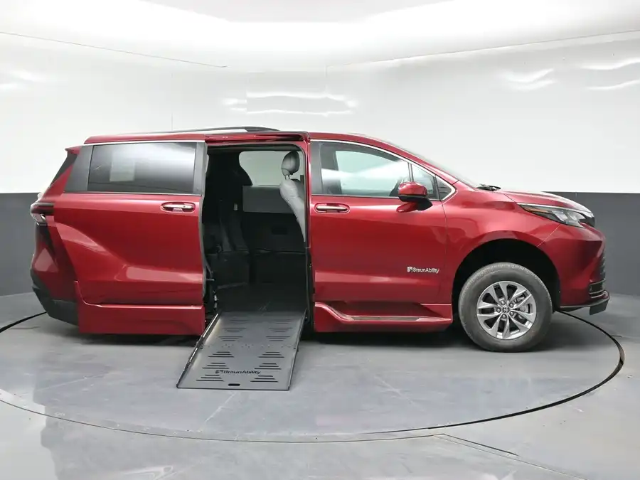 2026 Toyota Sienna XLE 7-Passenger Hybrid FWD's photo
