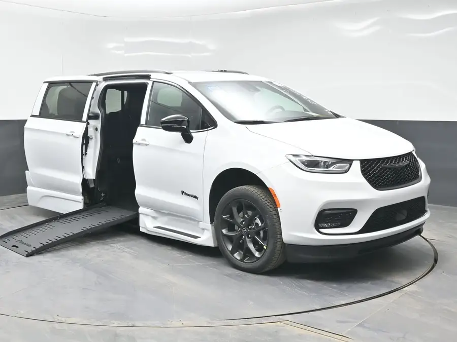 2026 Chrysler Pacifica Select photo 1