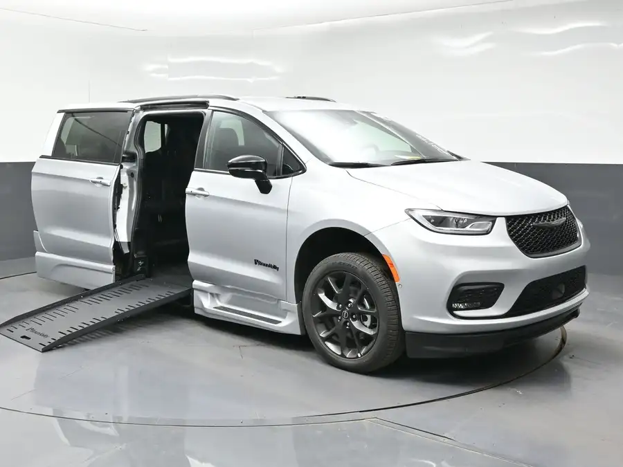 2026 Chrysler Pacifica Select's photo