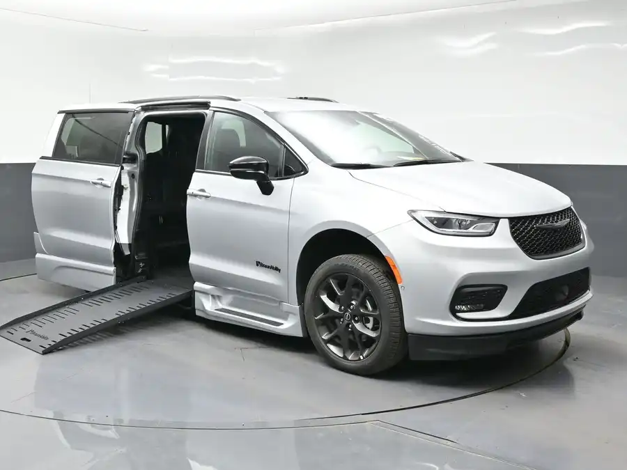 2026 Chrysler Pacifica Select's photo