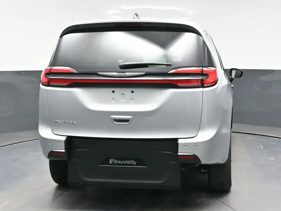 2026 Chrysler Pacifica Select's photo