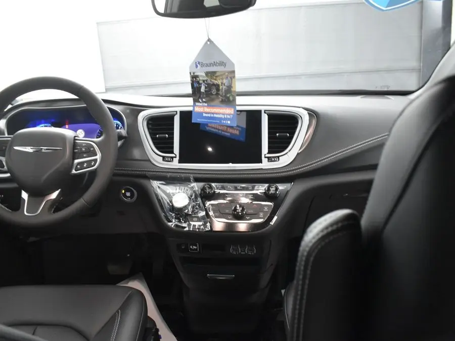 2025 Chrysler Pacifica Select photo 5