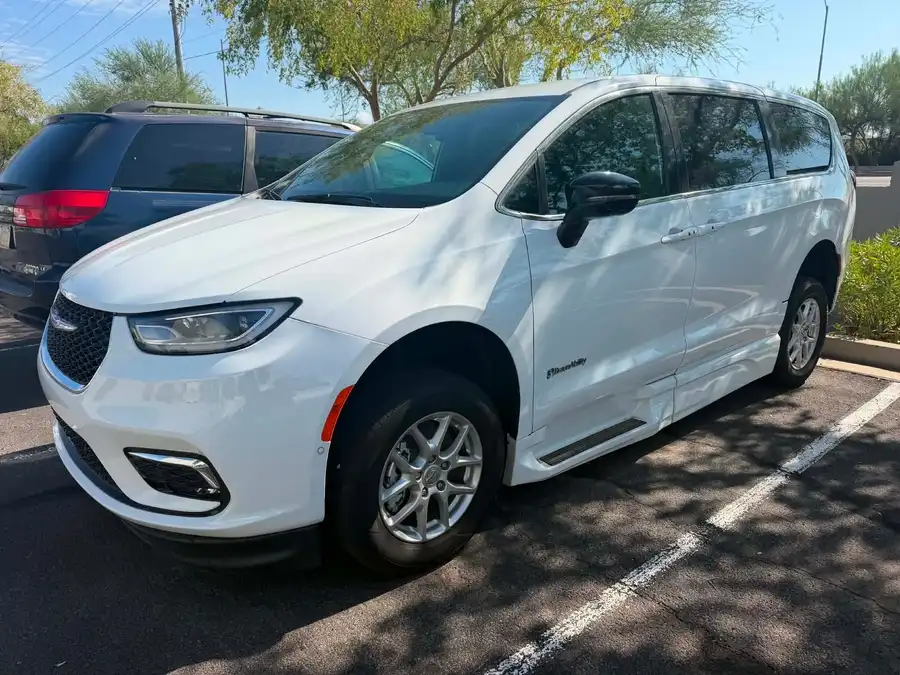 2025 Chrysler Pacifica Select's photo
