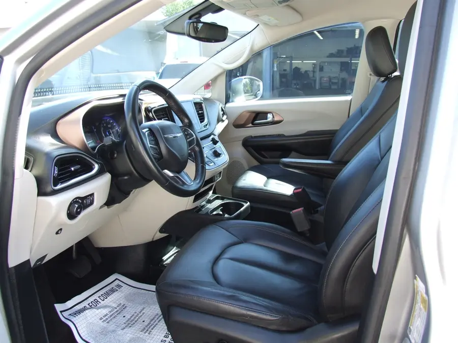 2017 Chrysler Pacifica Touring L photo 5