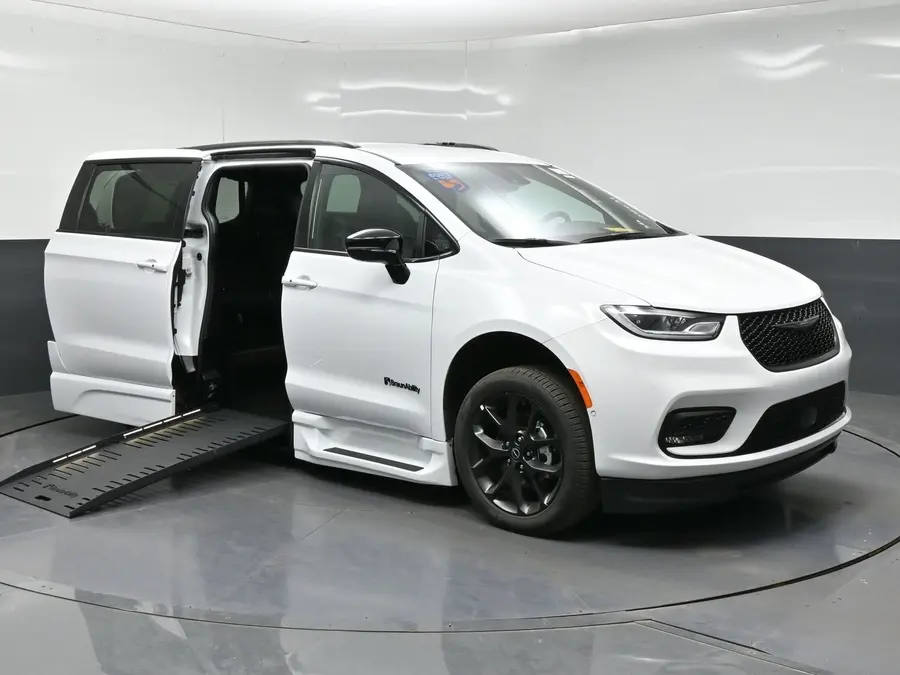 2026 Chrysler Pacifica Select photo 3