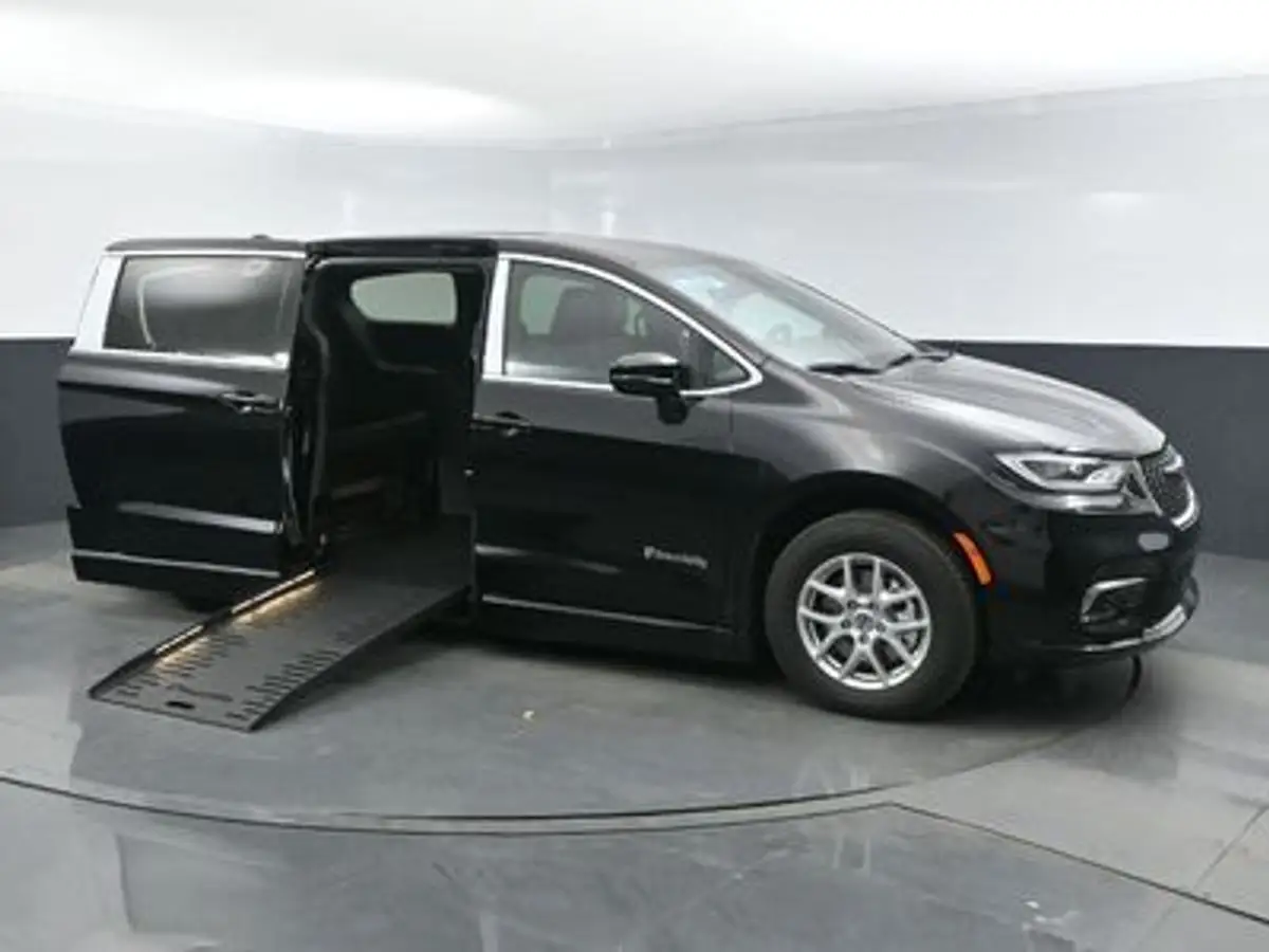 2025 Chrysler Pacifica Select photo 1