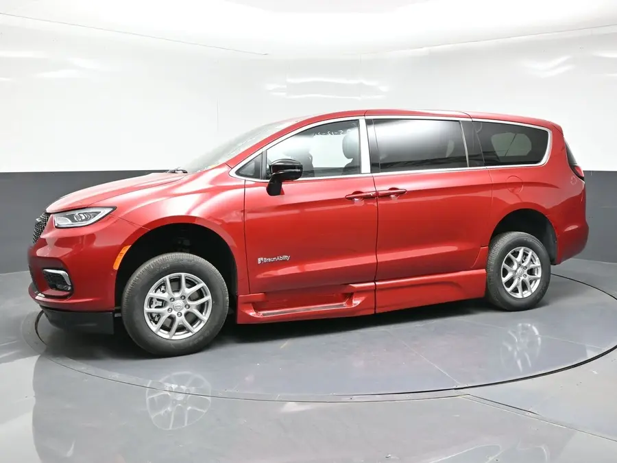 2026 Chrysler Pacifica Select photo 3