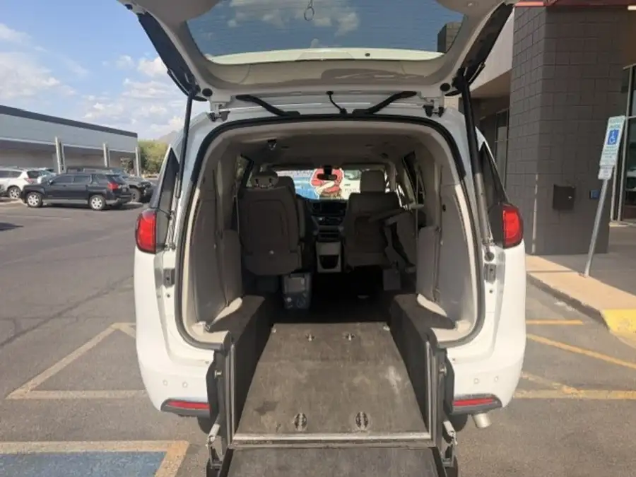 2019 Chrysler Pacifica Touring L's photo