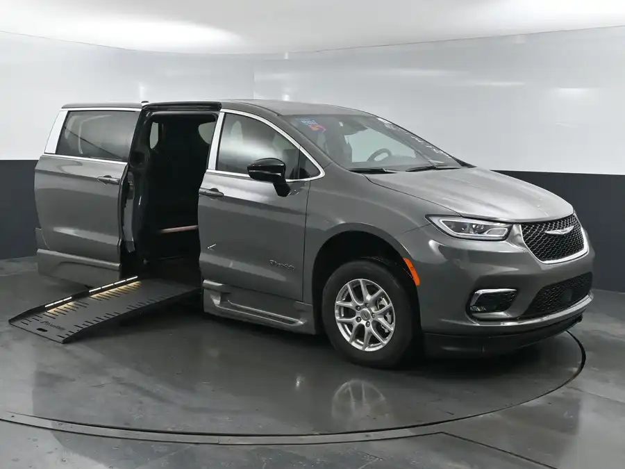 2025 Chrysler Pacifica Select's photo