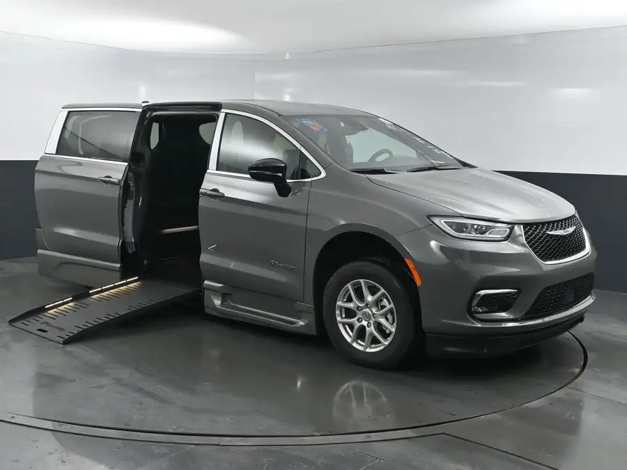 2025 Chrysler Pacifica Select's photo