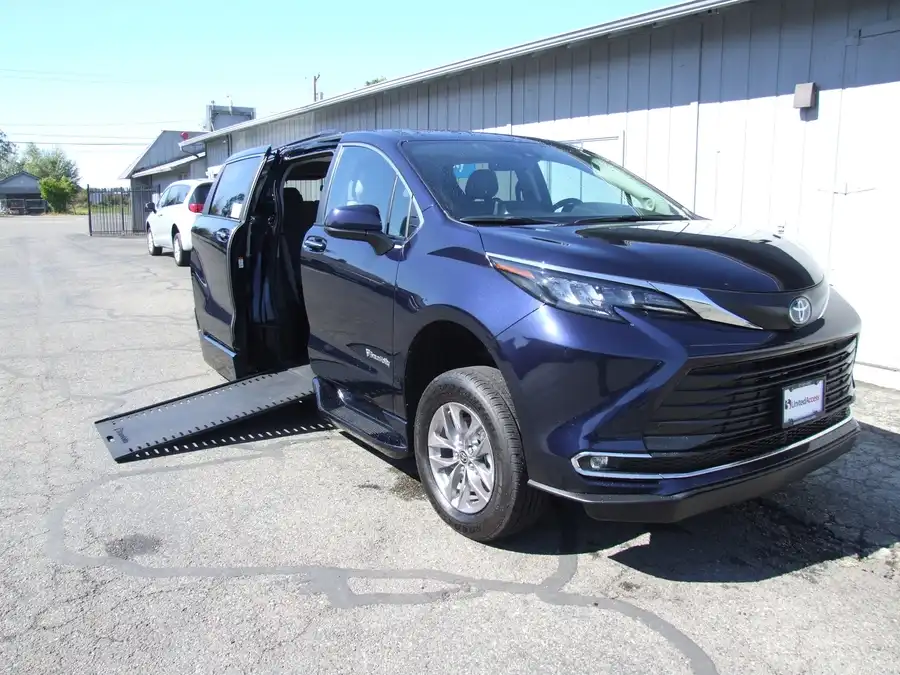 2024 Toyota Sienna XLE 7-Passenger Hybrid FWD's photo