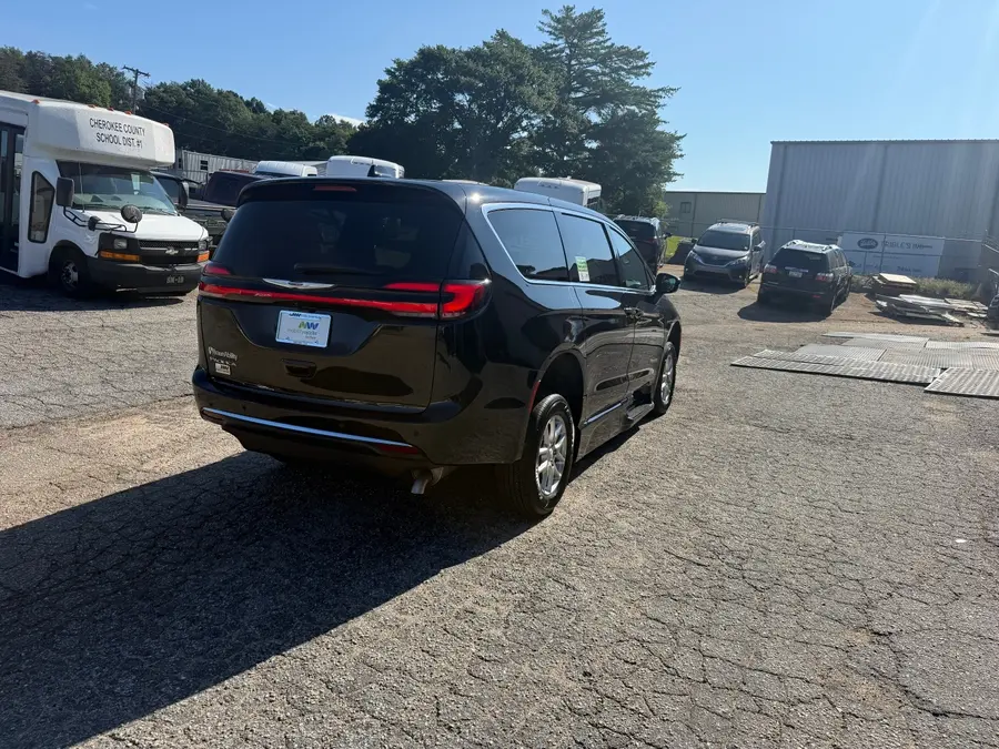 2026 Chrysler Pacifica Select photo 3