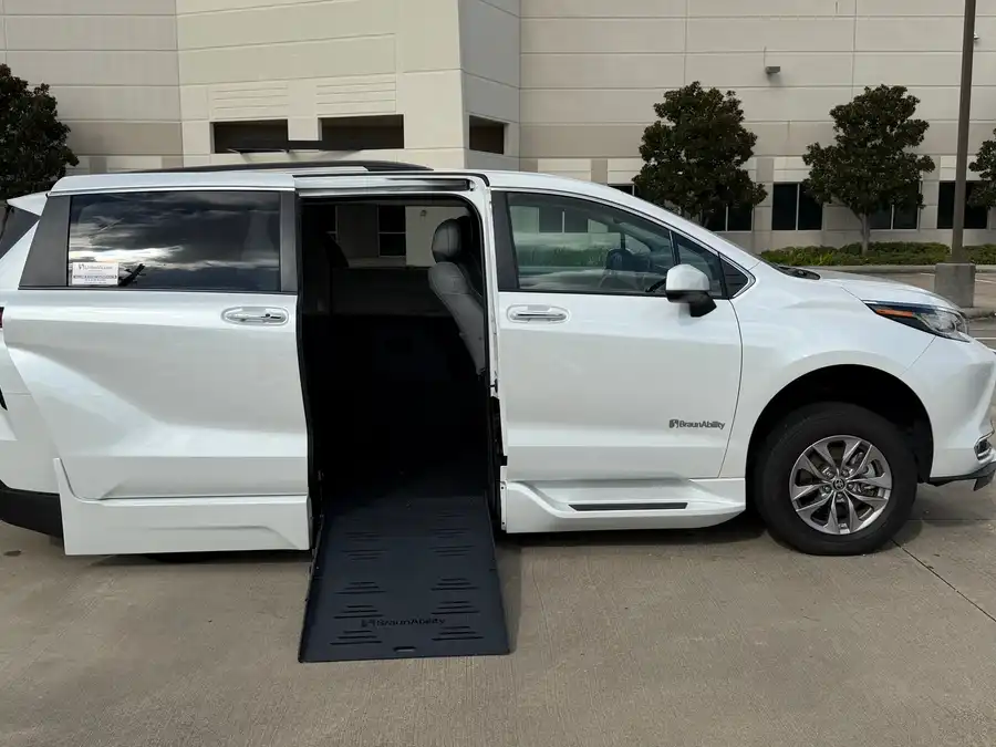 2022 Toyota Sienna XLE 8-Passenger Hybrid FWD's photo