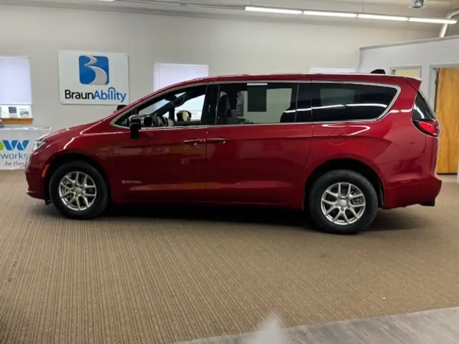 2026 Chrysler Pacifica Select's photo