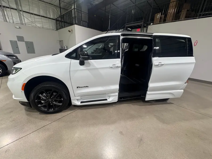 2026 Chrysler Pacifica Select photo 3
