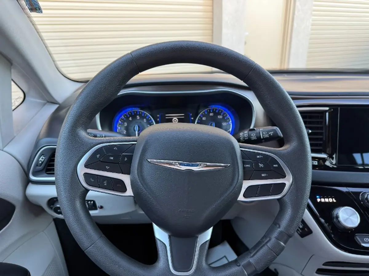 2018 Chrysler Pacifica Touring Plus photo 4