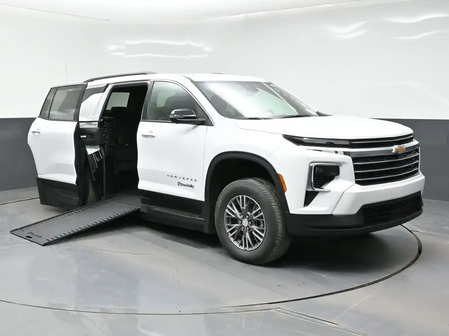 2026 Chevrolet Traverse FWD LT's photo