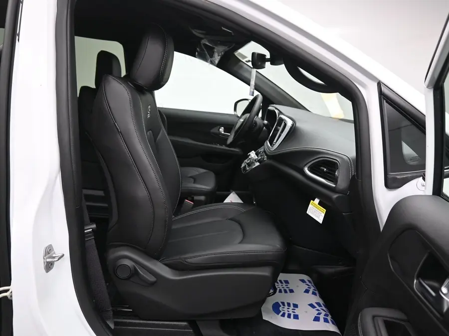 2026 Chrysler Pacifica Select photo 4
