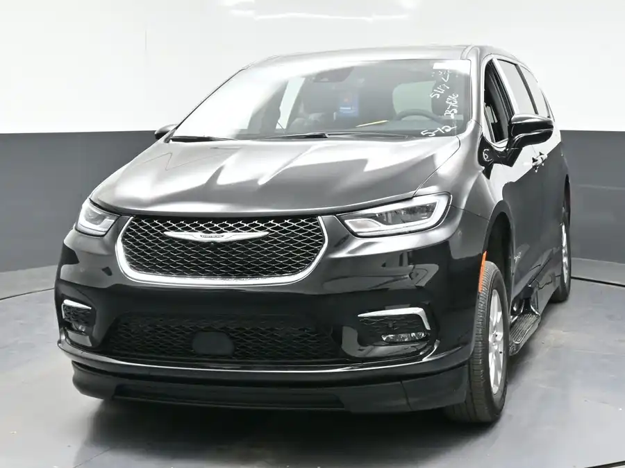 2026 Chrysler Pacifica Select's photo